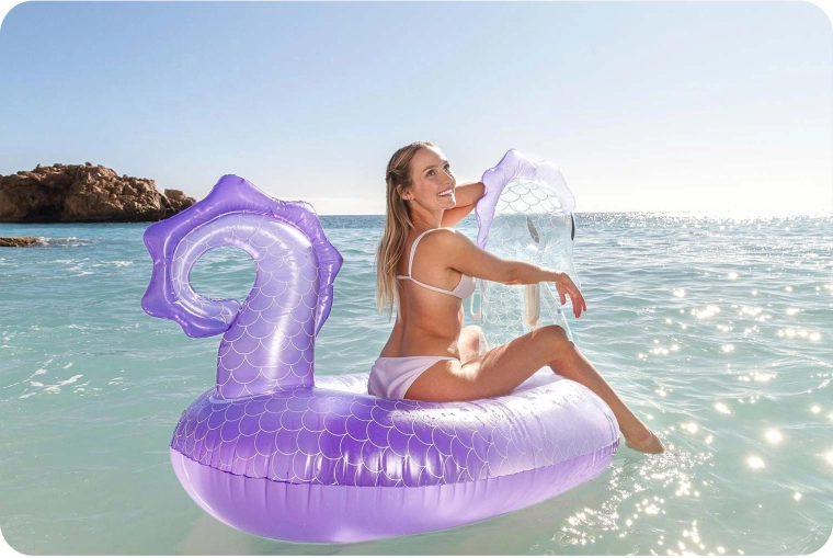 A stylish seahorse that stands out
