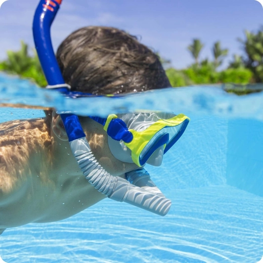 Ergonomic snorkel with splash protection