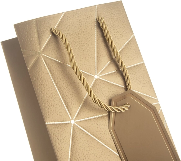 Luxurious look with a gold pattern
