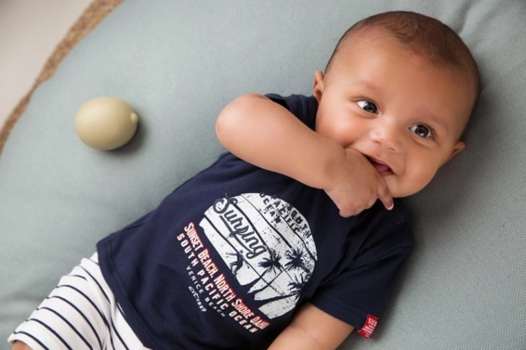 Short-sleeve T-shirt with a bold print