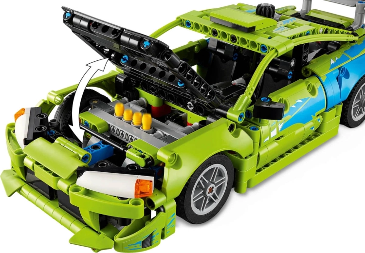 Engine with moving pistons