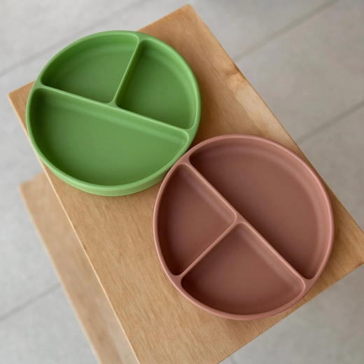 Three compartments for clear serving