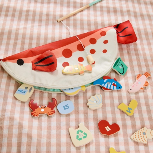 Practical fish-shaped case