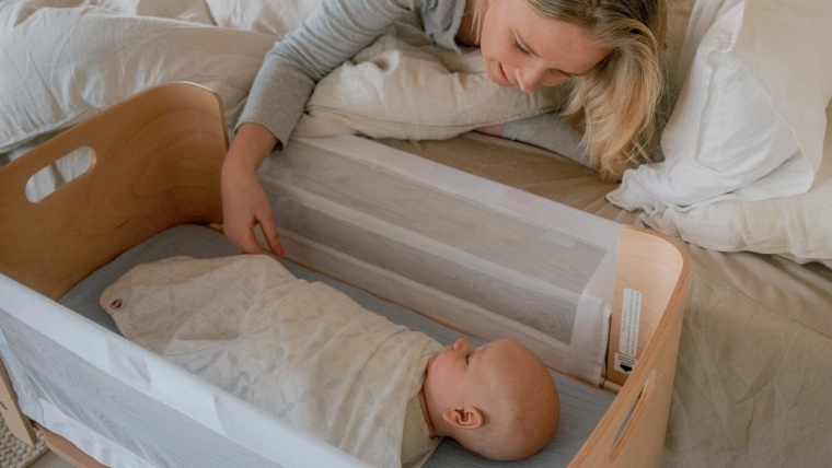 Quick swaddling thanks to hook-and-loop closures