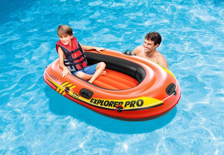 Забава във водата за едно дете