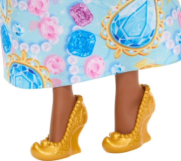 Gold shoes for a fairy-tale look