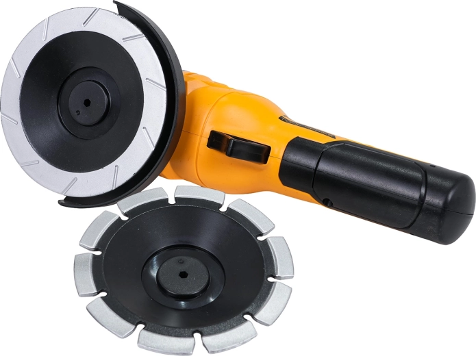 Grinder with rotating disc