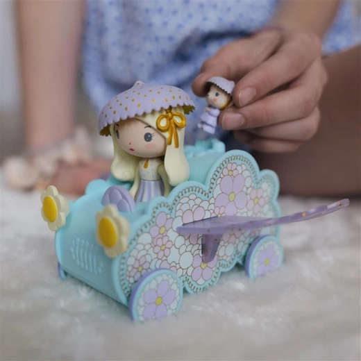 Облачна количка с флорална декорация