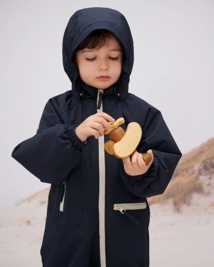Practical details: detachable hood and elastic straps