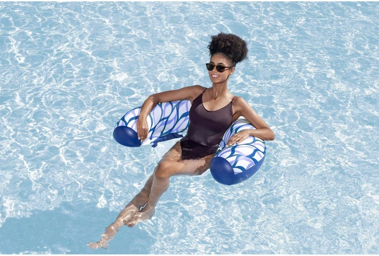 Comfortable chair shape and stable buoyancy