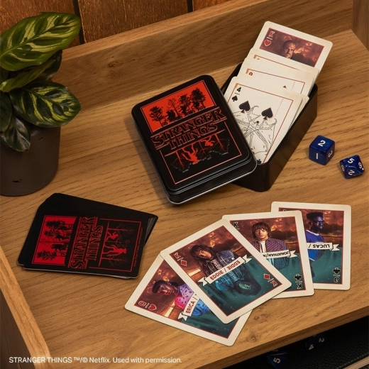 Stranger Things жокерни игрални карти в метална кутийка