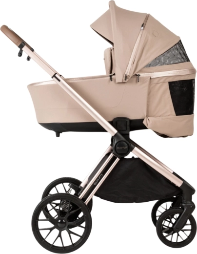 Carrycot with ventilation and sun visor