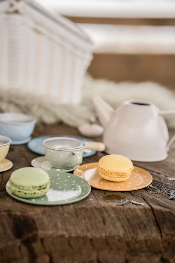 Complete 18-piece tea set