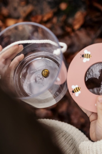 Integrated magnifying glass for detailed observation