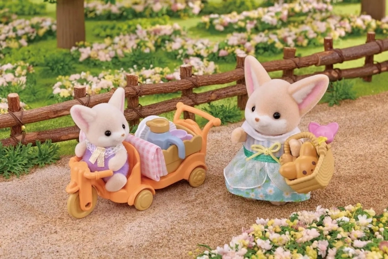 Picnic adventure for two figures