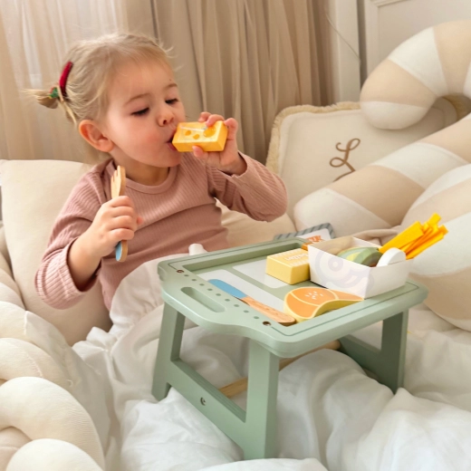 Breakfast in bed – a tray that children can easily carry