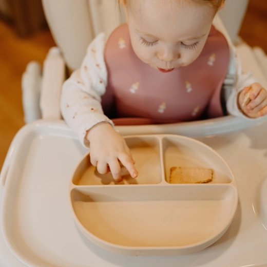 Stable suction base for calmer feeding