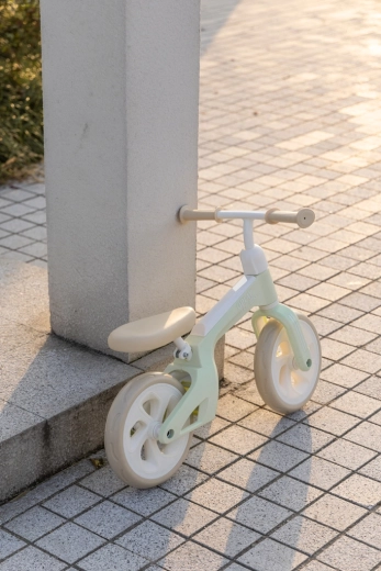 Adjustable seat and handlebars – a balance bike that grows with your child