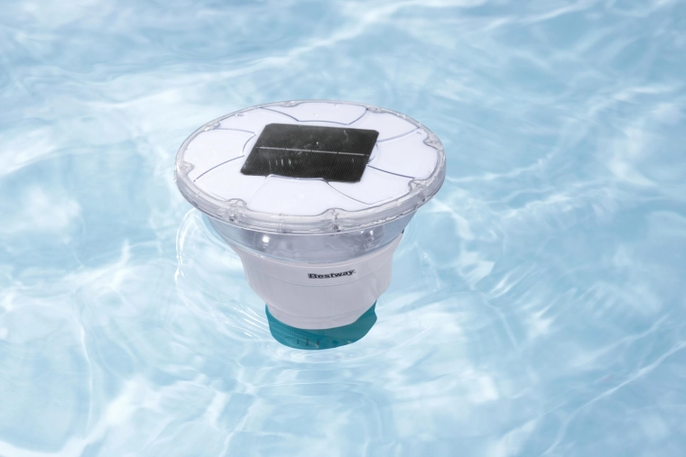 Solar LED lighting with automatic switch-on