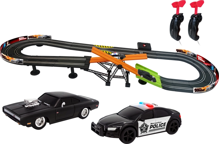 Два детайлни автомобила: Dodge Charger и полицейска кола