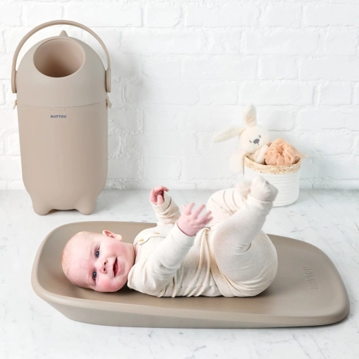 One-hand operation for quick diaper changes