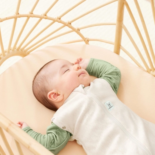 2-in-1: from swaddle to sleeping bag