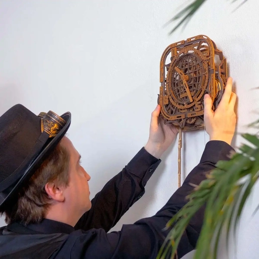 Готово за окачване на стена