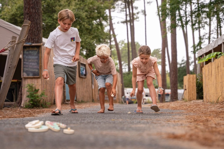Игра за вкъщи и навън