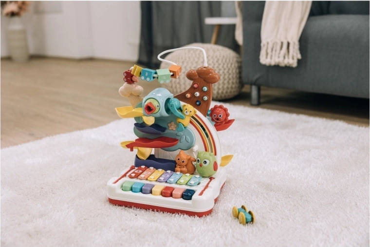 Interactive elements for independent and creative play