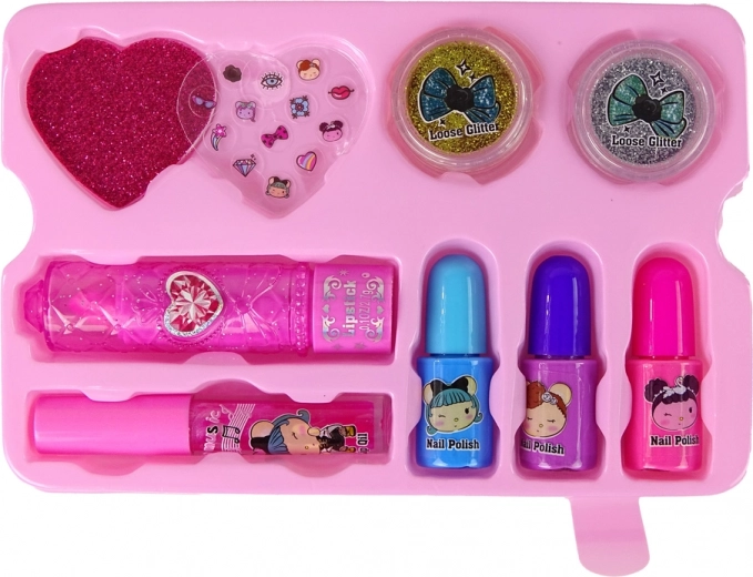 Блестящи аксесоари и креативен маникюр