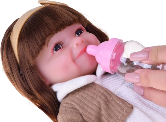 Реалистична грижа с шише и пелена