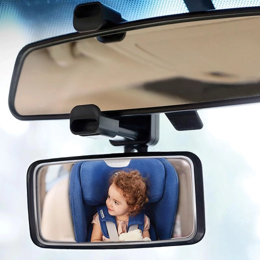 Additional mirror for monitoring a child in the car