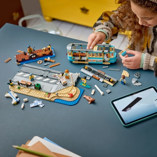 Интерактивно строене с приложението LEGO Builder