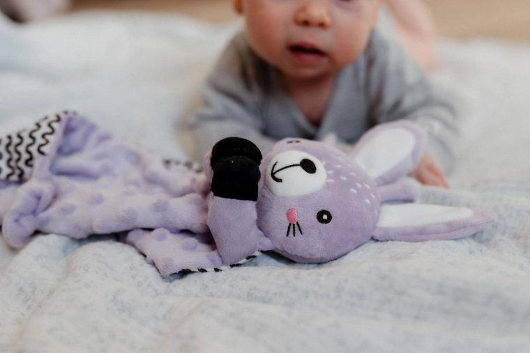 Интегрирана дрънкалка за нежна слухова стимулация