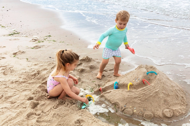 Quut Beach Game Ringo – Set of 6 Rings and a Ball