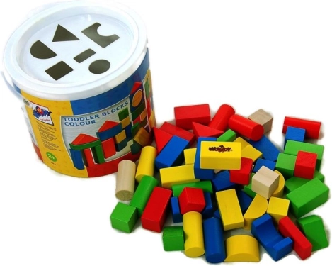 Дървени кубчета за малчугани в кофа със сортер