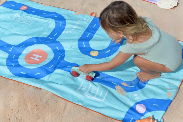 Quut kids’ beach towel and play mat – road, size M, 140 × 70 cm