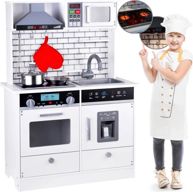 Голяма дървена кухня със светлина и звук