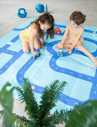 Quut kids’ towel and play mat Roads XL 180 × 180 cm