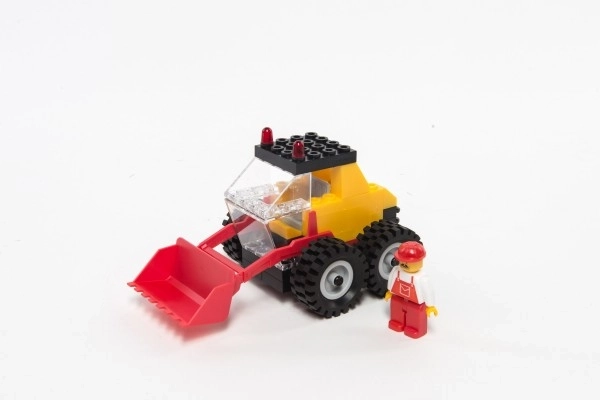 Челен товарач с червена лопата