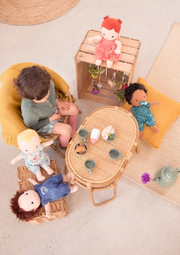 Подпомага въображението и социалната игра