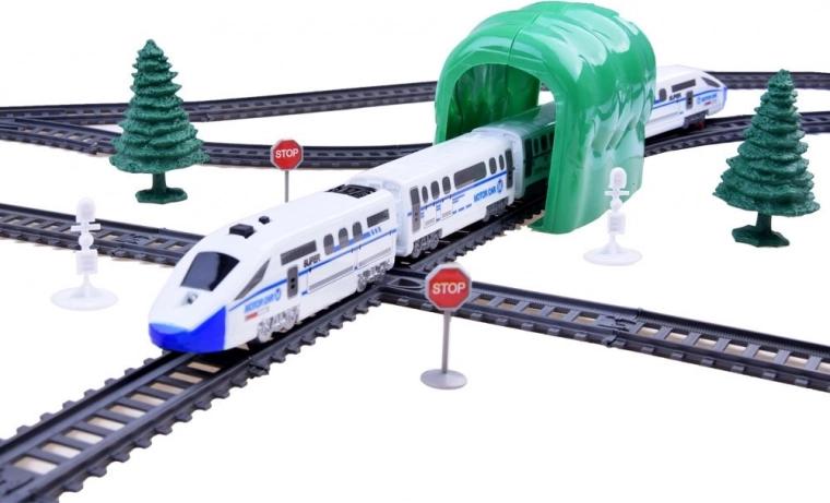 Реалистични аксесоари и светещ локомотив