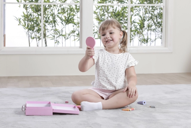 Подпомага фантазията и социалните умения