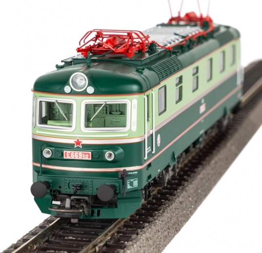 Precise details and metal pantographs