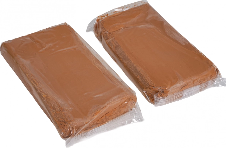 Две опаковки глина, готови за моделиране