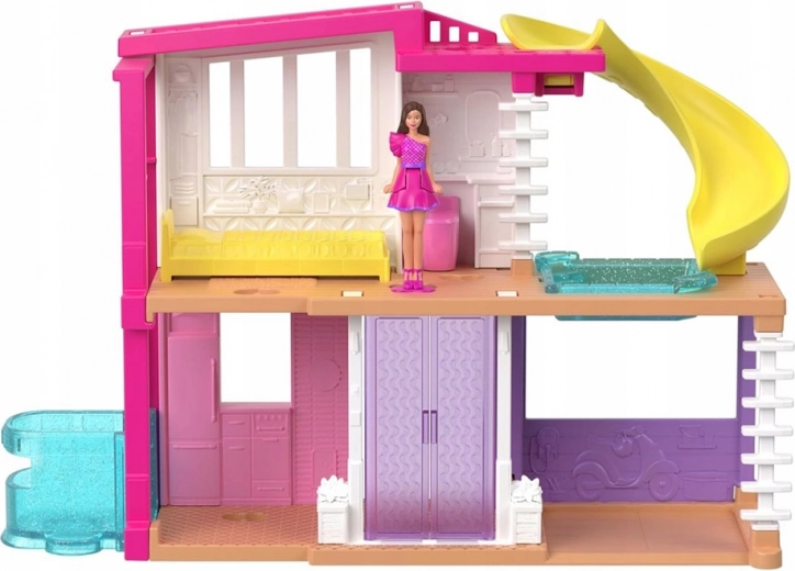 Два етажа, пълни със забавления, с басейн и пързалка