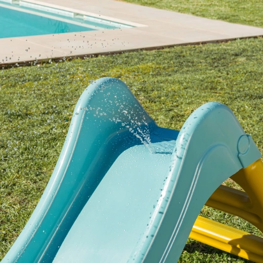 2-in-1 feature for water fun