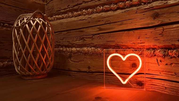 Вълшебна атмосфера с неоново сърце