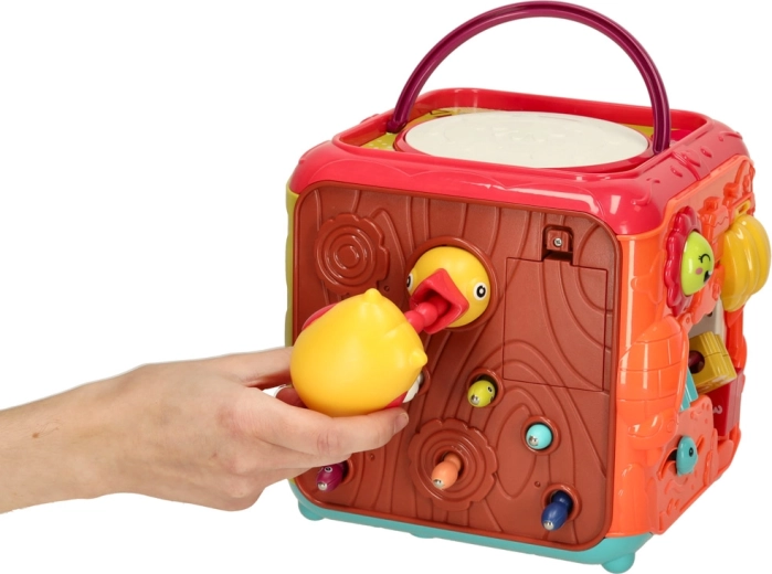 Забавната игра „нахрани птичето“ с бръмбарчета