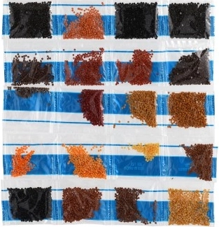 Богат комплект цветни камъчета